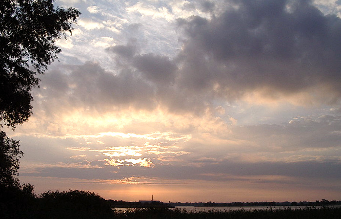Blick &uuml;ber den M&ouml;sersee in Richtung Brandenburg.In der unteren Bildh&auml;lfte ist der Schornstein des Elektrostahlwerkes zu erkennen