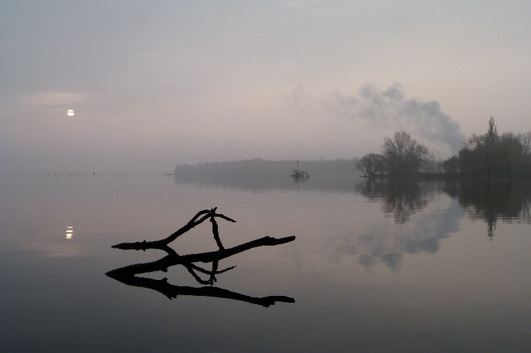 Nur langsam l&ouml;st sich der Nebel &uuml;ber dem Plauer See auf. Rechts der Abdampf des Bahnstromkraftwerkes.