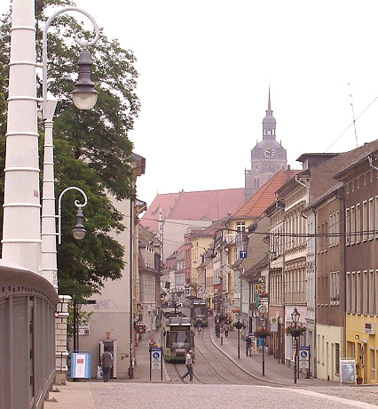 Blick in die Hauptstra&szlig;e, im Hintergrund die Katharinenkirche