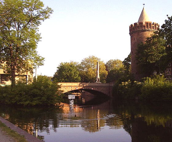 Steintorturm,im Vordergrund der Stadtkanal mit hinter der Br&uuml;cke liegender Stadtschleuse.Die Schleuse ist nur f&uuml;r Sportboote passierbar.Hinter der Br&uuml;cke das sowjetische Ehrenmal.