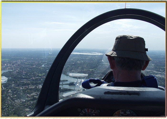 "Wir haben sch&ouml;nes Wetter, da k&ouml;nnt ihr weit sehen", meint der Pilot. 