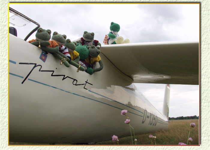 &Uuml;berbr&uuml;ckung der Wartezeit. "Nicht so dr&auml;ngeln ,ich bekomme kaum Luft!" ,st&ouml;hnt Mondi.