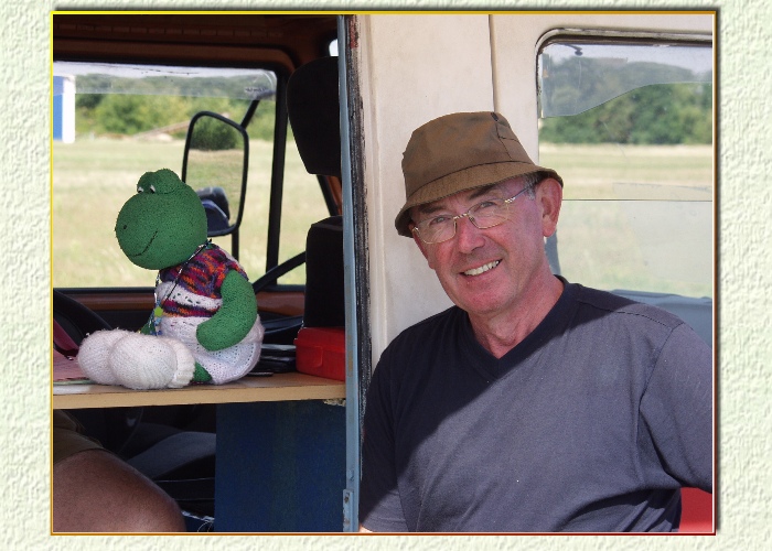 "Na dann kommt mal mit ",ruft der Pilot, "Fr&ouml;sche als Flugg&auml;ste hatte ich noch nicht!"