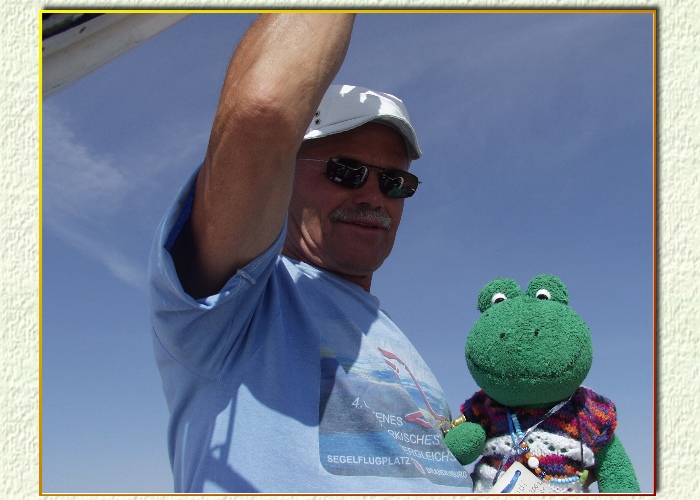 "Halt, ich will doch auch mit",ruft Mondi. "Hals-und Beinbruch", w&uuml;nscht der Helfer.