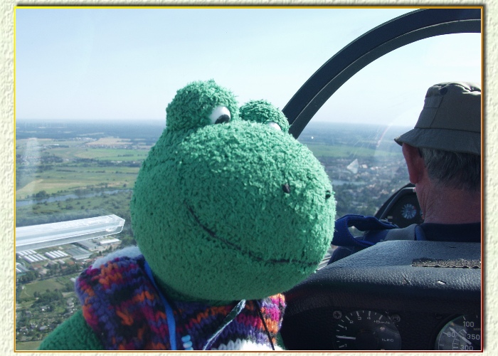 "Wunderbar hier oben" ,schw&auml;rmt Mondi, "ich kann fast bis zu unserem Teich blicken"