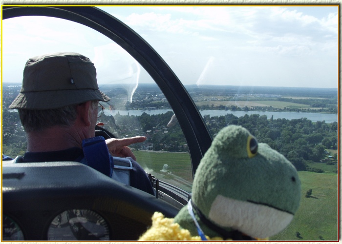 "Ja, dort hinten habe ich euch schon mit dem Segelboot auf dem See gesehen", sagt der Pilot. 