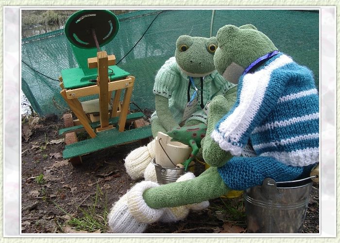 Poldi beginnt mit der Untersuchung des kleinen Frosches. Besorgt fragt Richi: "Sind Verletzungen zu erkennen?" Poldi schlie&szlig;t seine Untersuchung mit den Worten ab: "Nein, ich kann keine &auml;u&szlig;erlichen Verletzungen feststellen. Der Patient klagt nur &uuml;ber leichte Kopfschmerzen".