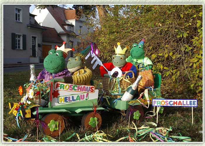  Die &Uuml;berraschung ist gelungen.Kurti und Mondi freuen sich &uuml;ber die Prinzenkappen."Wie ist Kurti an den Schl&uuml;ssel der Stadtkasse gekommen, ob es dort noch etwas zu holen gibt ?" fragt sich Fridolin.Klein-Mondi ist mit auf den Wagen geklettert."Ich m&ouml;chte die Bonbons werfen", ruft er.Der Karnevalszug rollt auf der Froschalllee in Richtung Brandenburg an der Havel, dort werden unsere Prinzen schon erwartet.