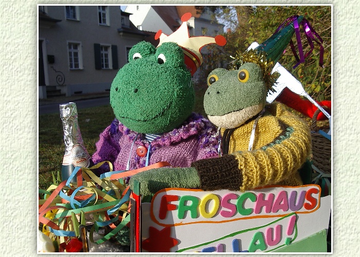 "Das Wetter spielt ja heut mit, es scheint ein sonniger Tag zu werden", sagt Mondi."Ja, das brauchen wir auch, wer will schon zum Fasching nass werden" ,entgegnet Fridolin.