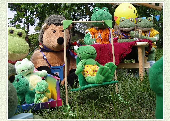 Igel Borstel hat die &Uuml;ber- und Aufsicht an der Schaukel