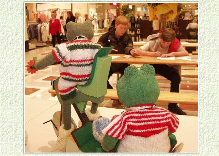 "Jetzt nur nicht wackeln",sagt Mondi zu Kurti, "sonst st&ouml;ren wir die eifrigen Maler ."