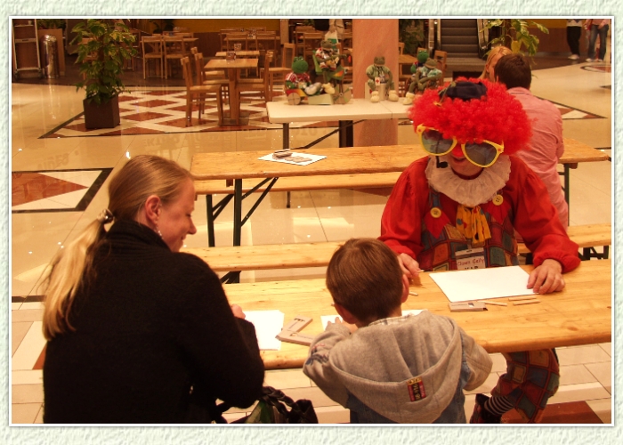 Na ,kleiner Mann, wer malt den sch&ouml;nsten Frosch" will Clown Celly wissen."Na ich nat&uuml;rlich", ruft der kleine Maler ganz &uuml;berzeugt.