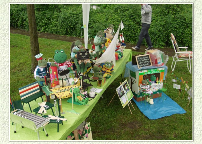 Alle Fr&ouml;sche mit ihren Freunden waren erschienen."Es ist doch ziemlich frisch und regnen tut es  auch" stellt Mondi fest."Ich h&auml;tte mir doch lange Hosen anziehen sollen", meint Kurti."Egal, wir halten jetzt durch, die Kinder kommen auch schon", sagt Fridolin.