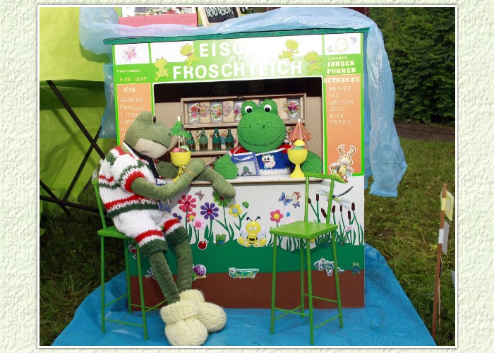 Kurti nutzt eine Regenpause, er will gemischtes Eis."Wuir haben heute nur Wassereis", verk&uuml;ndet Eisverk&auml;ufer Klein-Mondi,"das Wasser ist in die Eisbeh&auml;lter gelaufen."Kurti entgegnet:"Dann werde ich das Eis wohl trinken m&uuml;ssen."