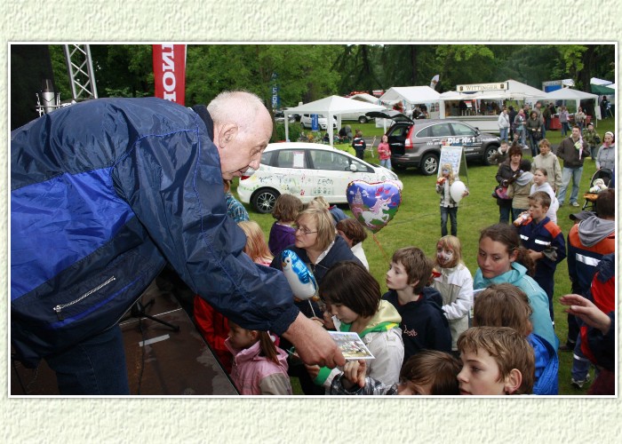 Der"Froschvater" verteilt an die Kinder Autogrammkarten der Fr&ouml;sche. Nur nicht dr&auml;ngeln, es bekommt jeder eine Karte.