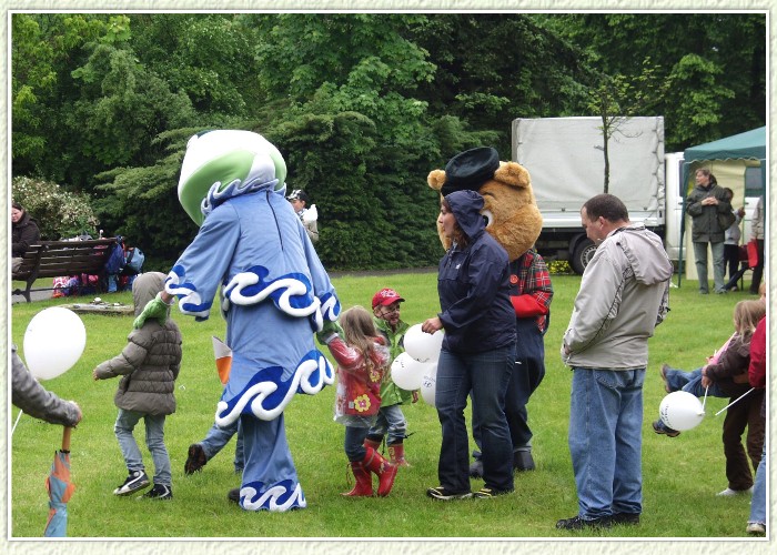 Der Regen konnte die Kinder vom fr&ouml;hlichen Treiben nicht abhalten, am Nachmittag hatte Petrus dann ein Einsehen und drehte den Hahn zu. 