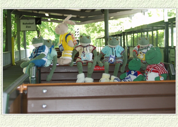 Kurti , Mondi und ihre Freunde haben eine Rundfahrt durch den Gro&szlig;en Garten geplant. Ungeduld macht sich aber breit, denn es ist noch keine Lokomotive am Zug. "Komm Mondi, wir schauen am Lokschuppen nach was dort los ist", entscheidet Kurt.