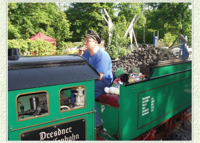 "Wann geht es denn weiter?", fragt Kurti den Lokomotivf&uuml;hrer. "Ja, ich wei&szlig; nicht so recht", entgegnet er, "Wasser, Kohle und Dampf habe ich auch, aber euer Chef im Stellwerk kommt wahrscheinlich nicht klar". Kurti sagt: "Wir l&ouml;sen ihn ab und dann rollt der Zugverkehr wieder".