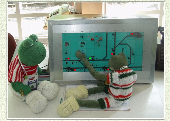 Mondi fragt: "Kennst du dich denn hier aus?" Kurti ist sich sicher: "Die gr&uuml;ne Taste, dann f&auml;hrt der Zug, rote Taste, dann bleibt er stehen. Du machst den Zugmelder, rufe gleich an."