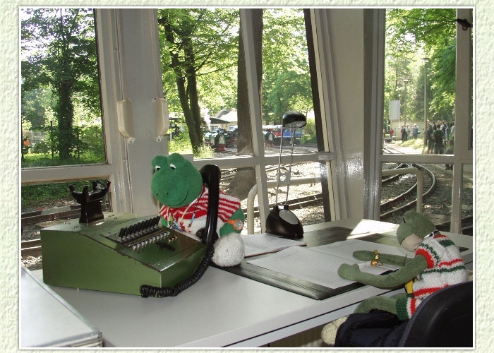 Fahrdienstleiter Kurti wird ungeduldig. "Wie lange dauert denn die Zugmeldung, wir haben schon 10 Minuten Versp&auml;tung", erinnert er Mondi. "Hier sind so viele Kn&ouml;pfe, ich wei&szlig; gar nicht welcher gedr&uuml;ckt werden muss", sagt Mondi.