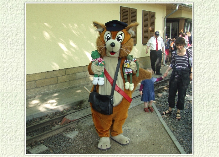 "Das habt ihr gut gemacht, daf&uuml;r dr&uuml;cke ich euch ganz lieb", sagt Parkolino , das Maskottchen der Parkeisenbahn.