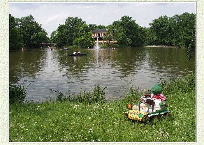"Nach diesen Anstrengungen haben wir uns eine Erholung verdient", sagt Kurti. "Ich fahre &uuml;ber die Br&uuml;cke, dort holen wir uns ein leckeres Eis und fahren dann zum Bahnhof" entscheidet Mondi. "Richtig, der Sonderzug wartet nicht", erwidert Kurti.
