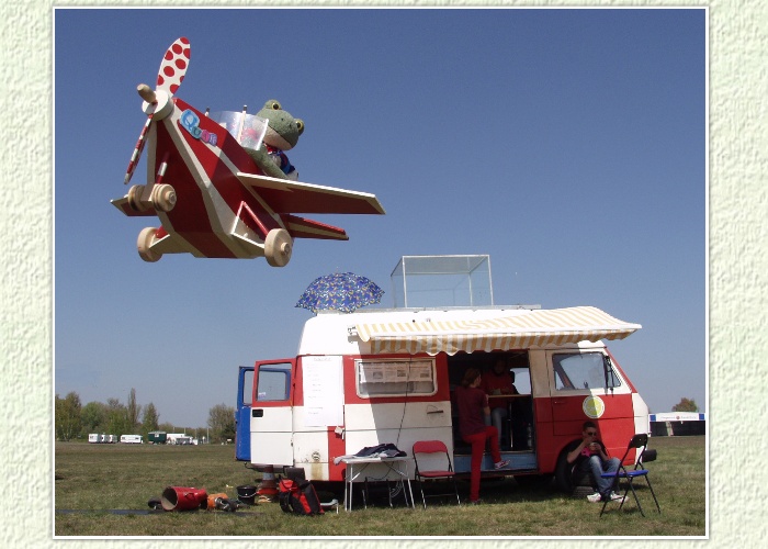 "Zum Gl&uuml;ck, ich habe noch etwas Reservebenzin im Tank", sagt sich Pilot Kurti. Es ist n&auml;mlich Mittagspause und der Tower des Fliegerklubs in der M&ouml;tzower Landstra&szlig;e hat ihn noch in 3 Platzrunden geschickt. Kurti und Mondi wollen an den Kunstflugmeisterschaften im Segelflug teilnehmen. Ein Lehrgang ist geplant und Mondi ist schon mit dem Auto voraus gefahren. 