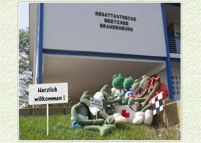 Die sportlichen H&ouml;hepunkte rei&szlig;en nicht ab. Kurti trainierte flei&szlig;ig und konnte sich f&uuml;r die Barfuss-Wasserski-WM im August qualifizieren. Poldi, der &auml;rztliche Teambetreuer, massiert Kurti die F&uuml;&szlig;e. "Die Wundersalbe k&uuml;hlt und du wirst das Wasser gar nicht merken",sagt Poldi. Berti k&uuml;mmert sich w&auml;hrenddessen um die Schilder zur Begr&uuml;&szlig;ung der Wettk&auml;mpfer.