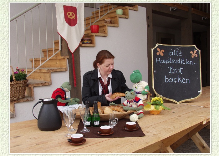 "Erholt euch erst mal, ich habe schon einen kleinen Snack vorbereitet", empf&auml;ngt Anke Wei&szlig;bach vom Verein "Die Altst&auml;dter" freundlich die Besucher und informiert sie &uuml;ber Wissenswertes zum H&ouml;fefest."Wir backen das Brot nach alten Rezept und haben nat&uuml;rlich auch etwas zum Durst l&ouml;schen im Angebot.Viele H&ouml;fe bieten ein buntes Programm, da ist bestimmt f&uuml;r euch auch etwas dabei".