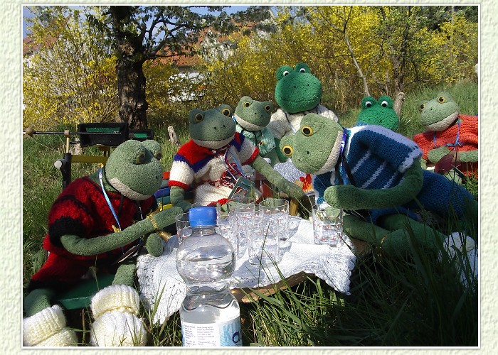 Fridolin beruhigt Kurti und Mondi:" Nicht so schlimm,wir trinken nur etwas und dann fahren wir zum Teich. Ich kenne dort ein Haus, bestimmt k&ouml;nnen wir etwas zum Grillen kaufen."