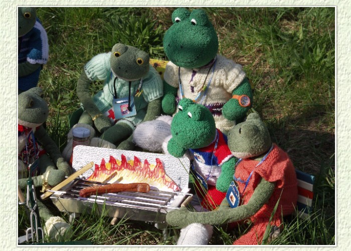 Fridolin hatte Erfolg, aber es war die letzte Wurst.Kurti sagt:"Da bekommt jeder ein kleines St&uuml;ck, ich gebe mir auch besonders viel M&uuml;he beim Grillen."