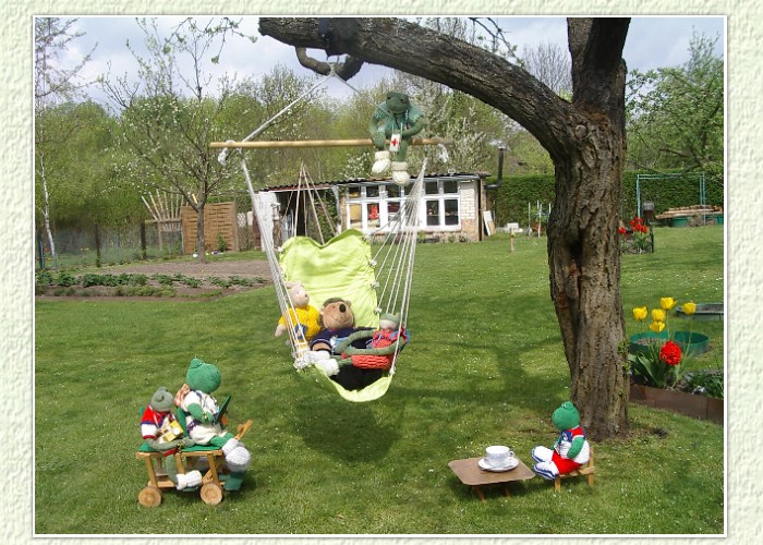 Nach dem gro&szlig;en Essen m&uuml;ssen sich Kurti und Mondis Freunde ausgiebig ausruhen. Kurti und Mondi fahren noch zum Teich, sie wollen sich kurz erfrischen.