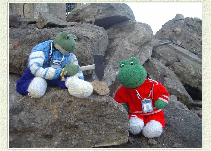 Kurti hat aus der Werkzeugkiste den gro&szlig;en Hammer geholt. "Die kleinen Steine r&auml;umen wir aus dem Weg und zerklopfen sie", erkl&auml;rt er. "Der Bagger kann so schneller arbeiten und die Steine aufladen. Pass aber auf, dass dein Werkzeug nicht zerbricht", erinnert Mondi. 