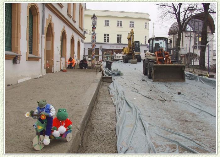 Der grundhafte Ausbau am Salzhofufer bringt Kurti und Mondi zum Staunen. Gespannt begutachten die Freunde die aktuellen Arbeiten an der komplett aufgerissenen Stra&szlig;e Am Salzhof. 