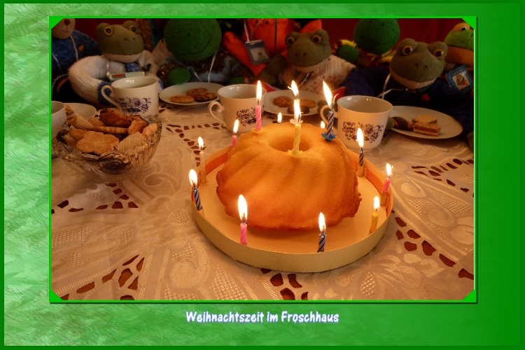 Alle Freunde sind der Einladung von Kurti und Mondi gefolgt und haben am gro&szlig;en Tisch im Froschhaus Platz genommen. Fridolin hat  einen Zitronensandkuchen gebacken:"Den Kuchen haben sich Kurti und Mondi gew&uuml;nscht."