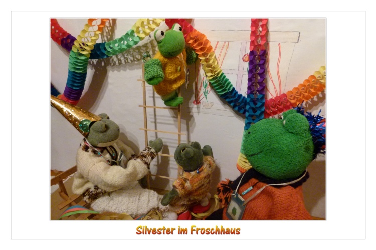 Kurti organisiert das Ausschm&uuml;cken mit den Girlanden. Fidibus und Karli helfen tatkr&auml;ftig. Mondi: "Aufpassen, Fidibus , nicht noch am letzten Tag des Jahres von der Leiter fallen. Das habt ihr gut gemacht, das gef&auml;llt mir." Kurti: "Die Luftschlangen legen wir auf den Tisch."