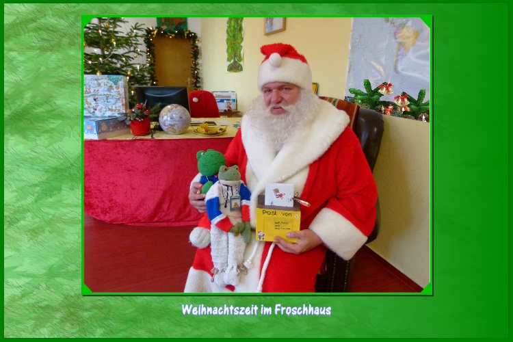 Der Weihnachtsmann staunt über die seltenen Gäste:"Das ist eine große Überraschung ,mein Gehilfe hat viel von euch erzählt.Das vorgetragene Gedicht von Kurti hat mir gefallen,da hast du fleißig gelernt."Mondi sagt:"Ich soll dich auch von unseren ganzen Freunden aus dem Froschhaus und vom Teich grüßen." Der Weihnachtsmann erwidert:"Ich werde bestimmt zu Weihnachten über die Froschallee zum Froschhaus kommen,sagt euren Freunden vielen Dank für die Grüße."