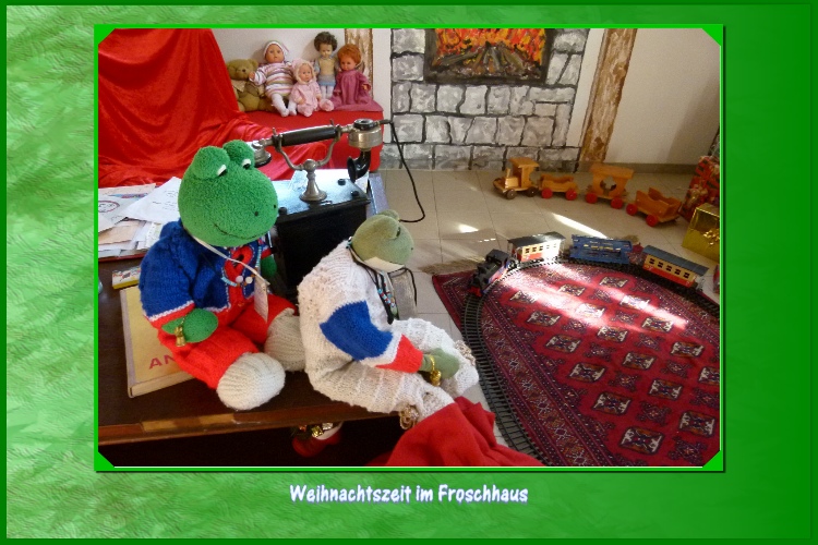 "Eine Eisenbahn beim Weihnachtsmann ", staunt Kurti, "vielleicht spielt er damit wenn er abends nach Hause kommt ?" Mondi ist skeptisch:"Ich glaube, dazu hat er gar keine Zeit.Bestimmt will er nur sehen ob die Eisenbahn auch richtig fährt.Es wäre schade wenn man ein Geschenk erhält und nichts damit anfangen kann." Kurti hat mit fachmännischen Blick erfasst:"Diese Eisenbahn fährt wie ein Uhrwerk, das Kind welches diese erhält kann sich freuen!"