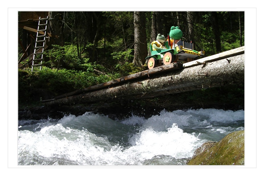 Im Tal muss Mondi noch mal alle Fahrk&uuml;nste aufwenden um sicher &uuml;ber den gro&szlig;en Fluss zu kommen. "Pass blo&szlig; auf", ruft Kurti, "die Br&uuml;cke ist sehr eng!" Mondi ganz ruhig: "Wir schaffen das auch noch, keine Angst".